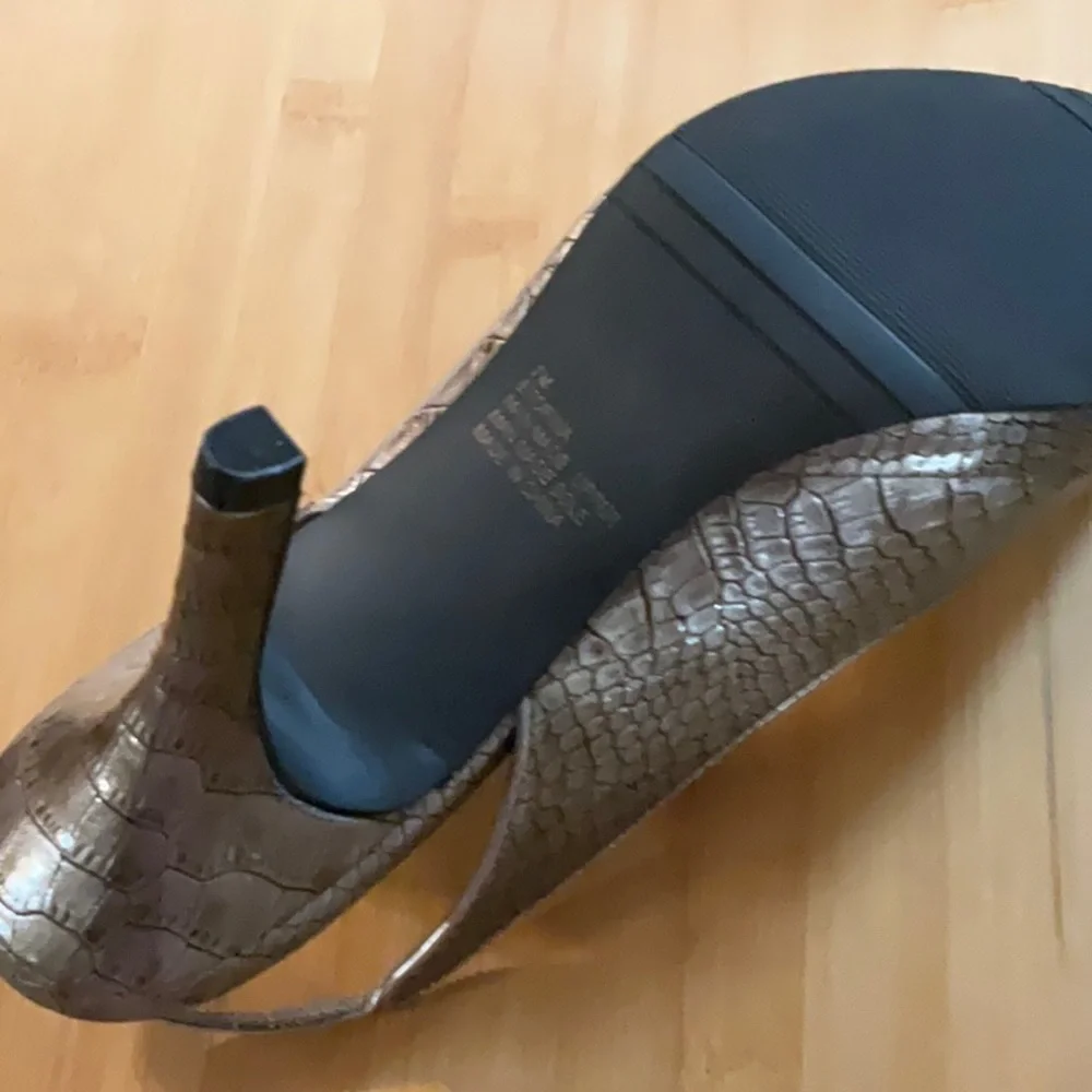 Solanz Etorina Grey Croc Pattern Platform Slingback Heels Size 7 Gray 4” High
